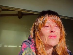 Claudia Pandolfi in lacrime su Instagram: "Gratitudine e dolore leggendo i vostri messaggi"