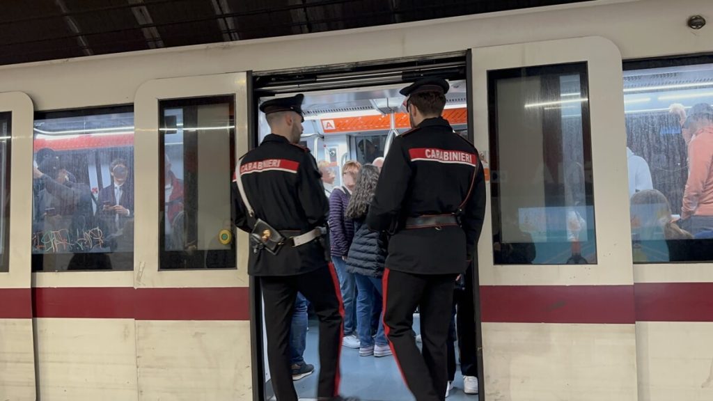 Non solo youtuber e "giustizieri" improvvisati. Su metro e bus l'assedio dei carabinieri ai borseggiatori: 17 arresti