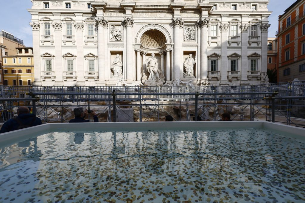 Fontana di Trevi con passerella, multa per chi lancia le monetine e numero chiuso