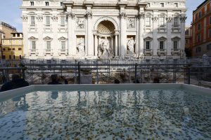 Fontana di Trevi con passerella, multa per chi lancia le monetine e numero chiuso