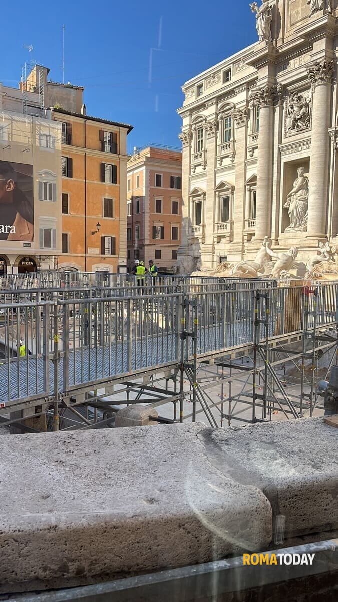Fontana di Trevi,  la passerella della discordia. Ira dei commercianti: "Toglietela"