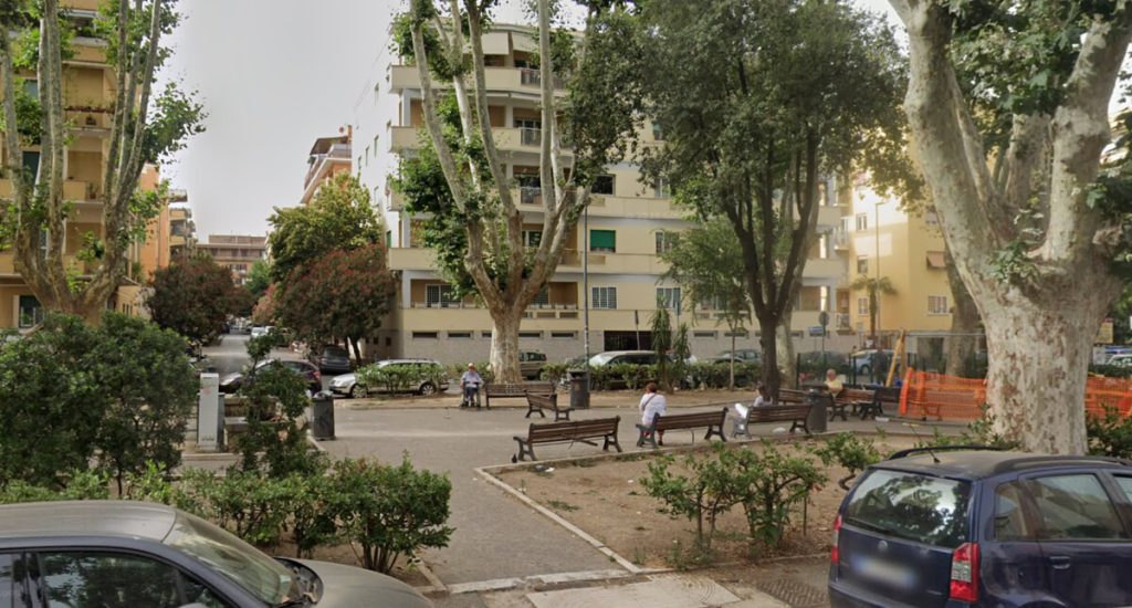 Piazza Bologna: ubriaco in piazzetta distrugge le panchine