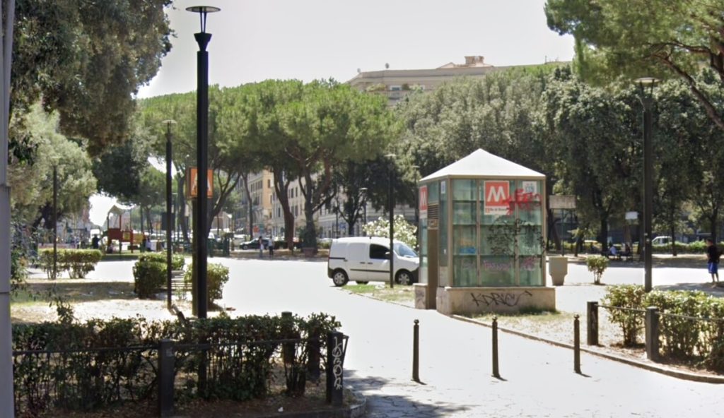 Piazza Re di Roma è tornata sporca e insicura. Il municipio: “Urgono restyling e presidio di polizia”