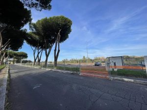Area pedonale con alberi e parcheggio rinnovato: al via i lavori per piazzale Ennio Flaiano