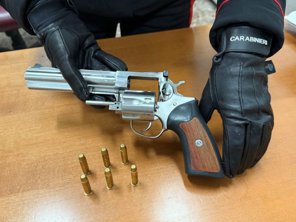 Nasconde in casa un'arma rubata in un appartamento