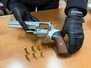 Nasconde in casa un'arma rubata in un appartamento
