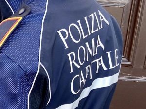 "Sono in astinenza da crack": entra nell'ostello e rapina studente