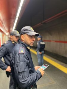 Furti in metro: banda di borseggiatrici si fa largo fra la folla inseguita dalla polizia, una era incinta