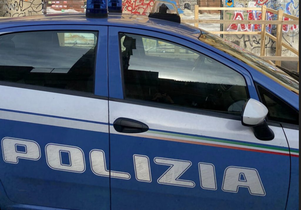 Cellulari per chiamare i clienti e dosi sempre pronte, blitz in una casa dello spaccio