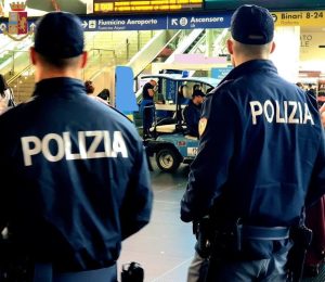Ai domiciliari in un convento aggredisce un prete, evade e fugge in treno