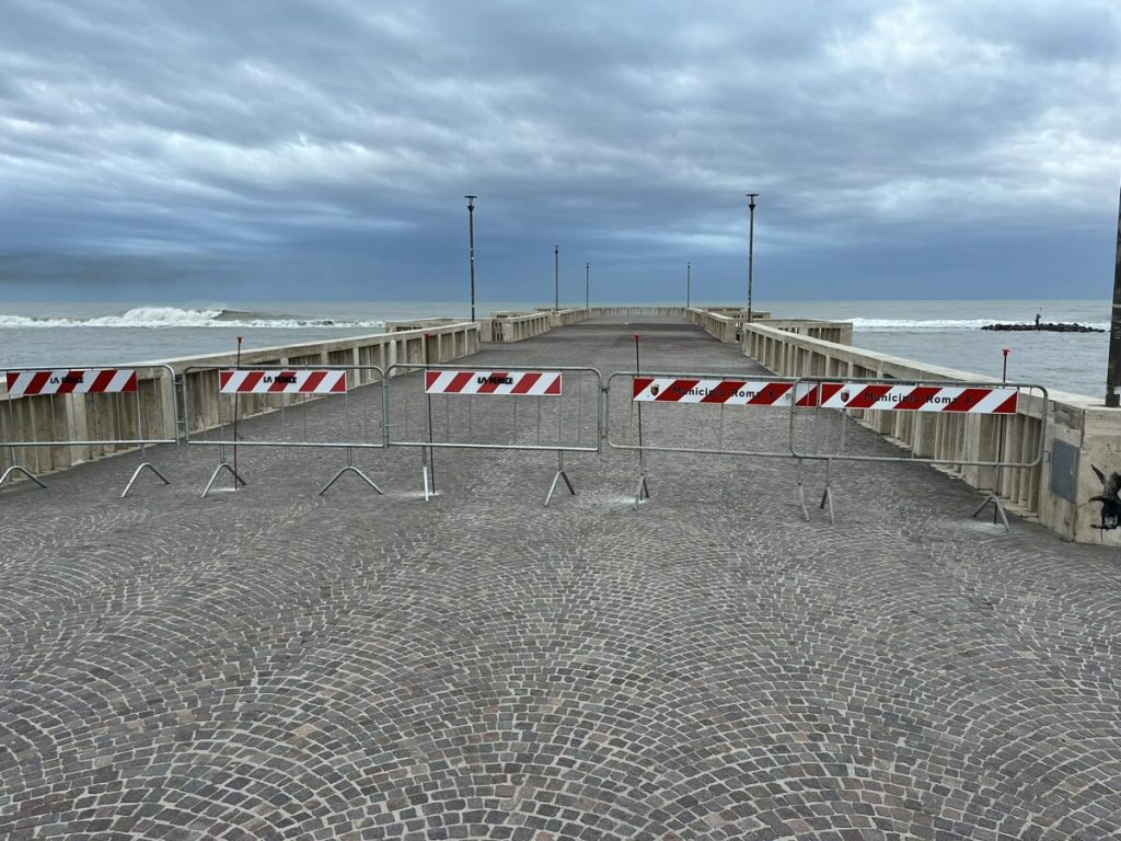 Maltempo a Roma, scatta l'allerta per il forte vento. A Ostia chiuso il Pontile