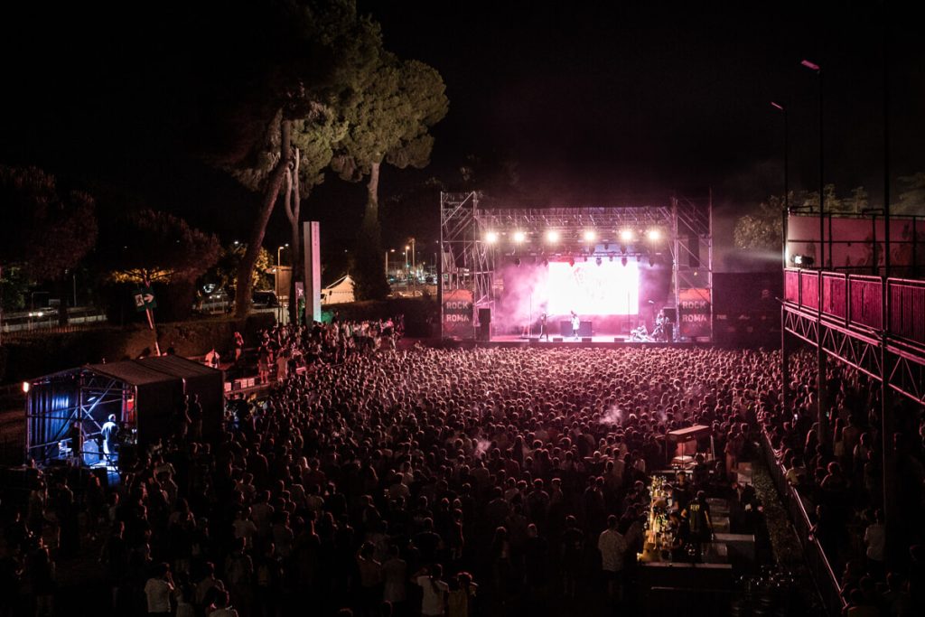 Il pasticcio del concerto a Capannelle per annunciare un premio per studenti mai partito. Il servizio di Striscia la Notizia