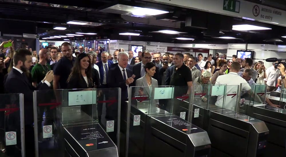 Tornelli alti due metri e doppia timbratura, ecco l'idea per combattere i furbetti del biglietto della metro