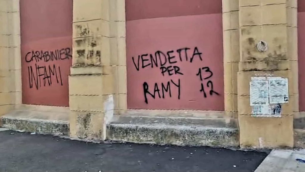 A Roma scritte con foto contro i carabinieri a Scalo San Lorenzo e alla Garbatella