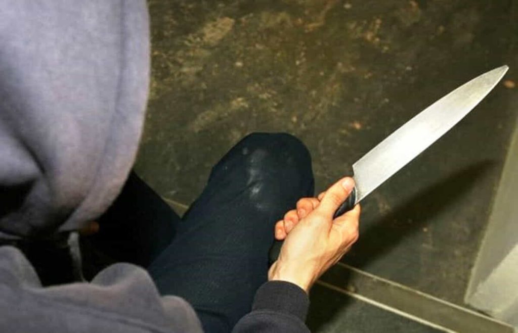 Punta coltello alla gola di un ragazzo e lo rapina delle cuffiette bluetooth