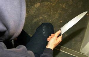 Punta coltello alla gola di un ragazzo e lo rapina delle cuffiette bluetooth