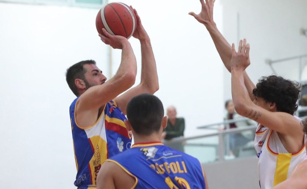 La Virtus ingrana la quarta, battuta a domicilio la OraSì Ravenna