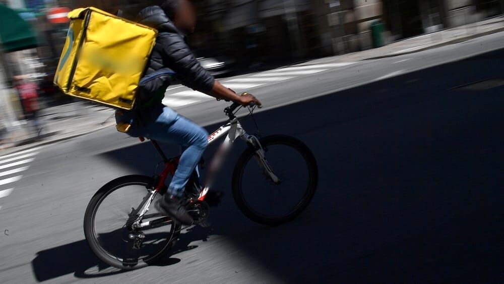 Rider rapinati a Roma, l'ordinazione esca e le minacce a mano armata