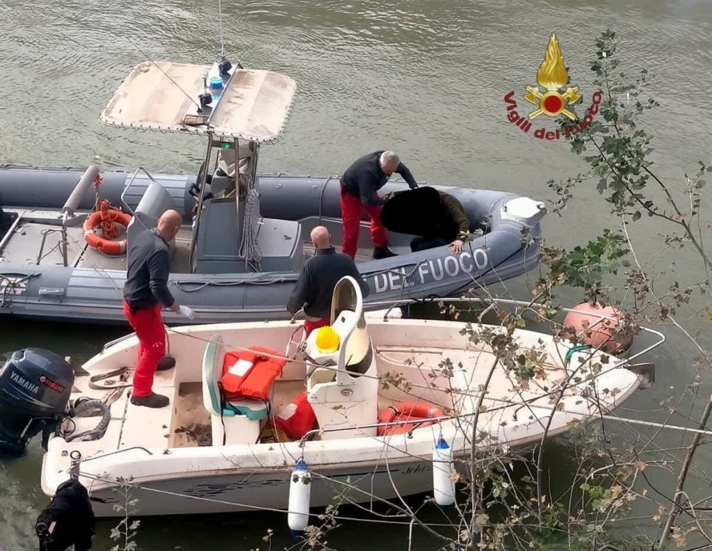 Precipita nel Tevere a ponte Testaccio: recuperato e salvato