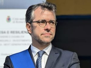 La denuncia choc del sindaco di Colleferro: "Danni all'auto di mia moglie. Minacciata la mia famiglia"