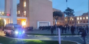 Scontri alla Sapienza fra collettivi di sinistra e studenti di destra. Vigilante ferito da una sassata