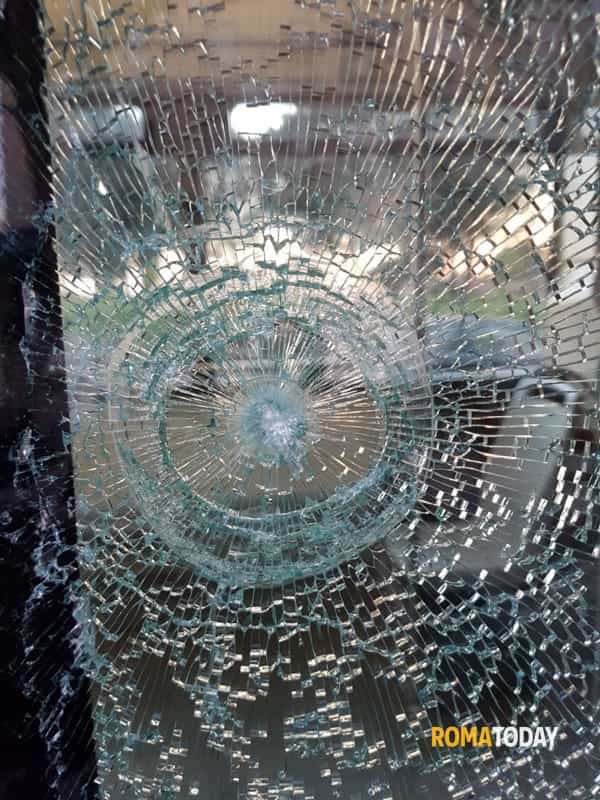 Paura a bordo: sassaiola contro due bus in transito, finestrini in frantumi