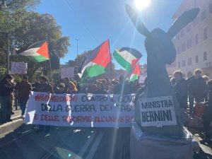 Lo sciopero degli studenti di Roma, doppio corteo contro il governo Meloni e per la Palestina