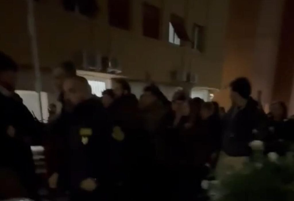 Tensioni alla Sapienza tra studenti di destra e collettivi: cori e spintoni durante le elezioni