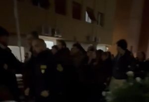 Tensioni alla Sapienza tra studenti di destra e collettivi: cori e spintoni durante le elezioni
