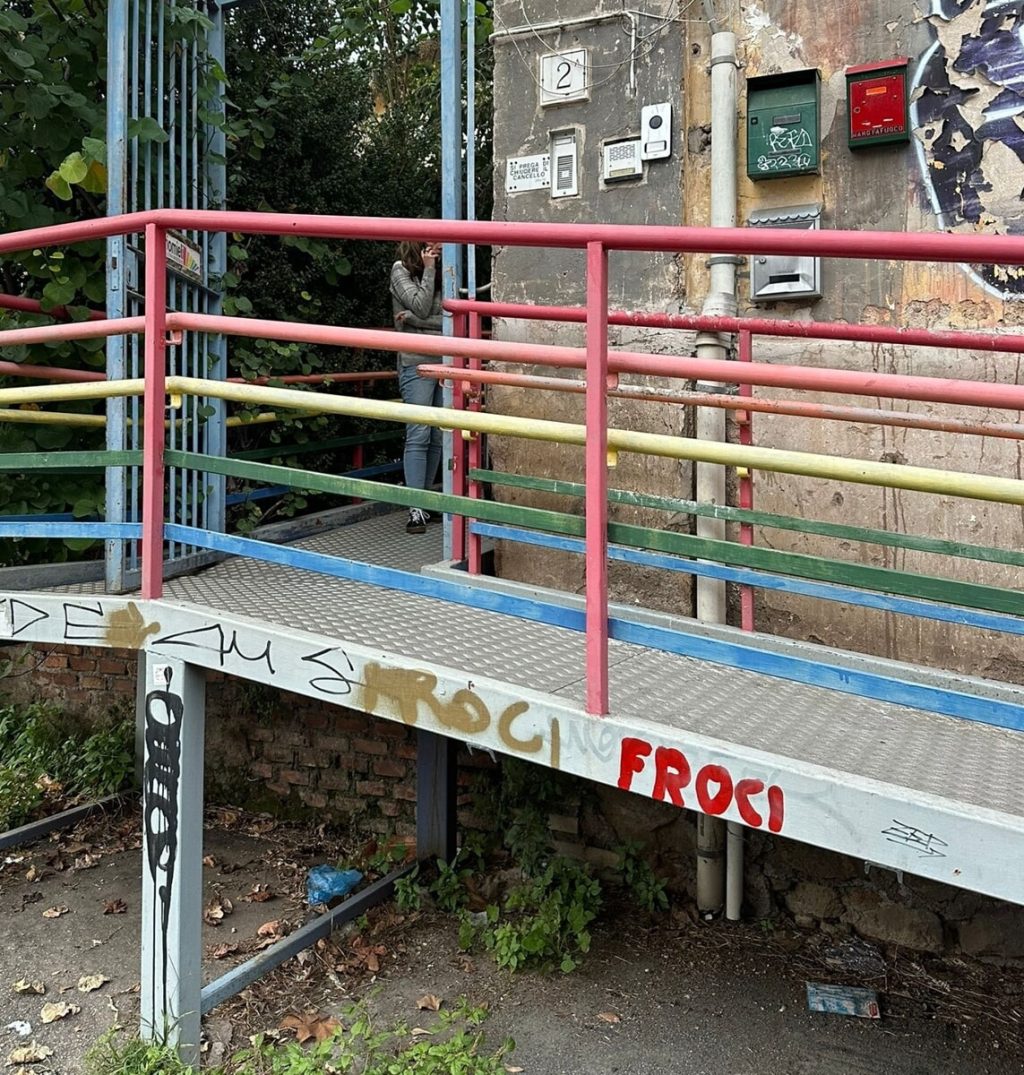 Scritte omofobe al circolo di cultura omosessuale: "Attacco violento, vogliono intimidirci"