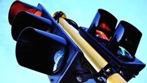 Rapina al semaforo: con un pugno rompe il finestrino dell'auto e scappa con la borsa
