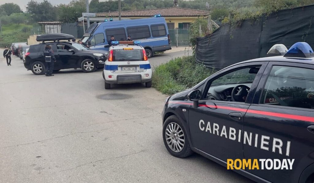 Blitz a Fontana Candida, sgomberate e demolite le case abusive dei "sinti italiani"