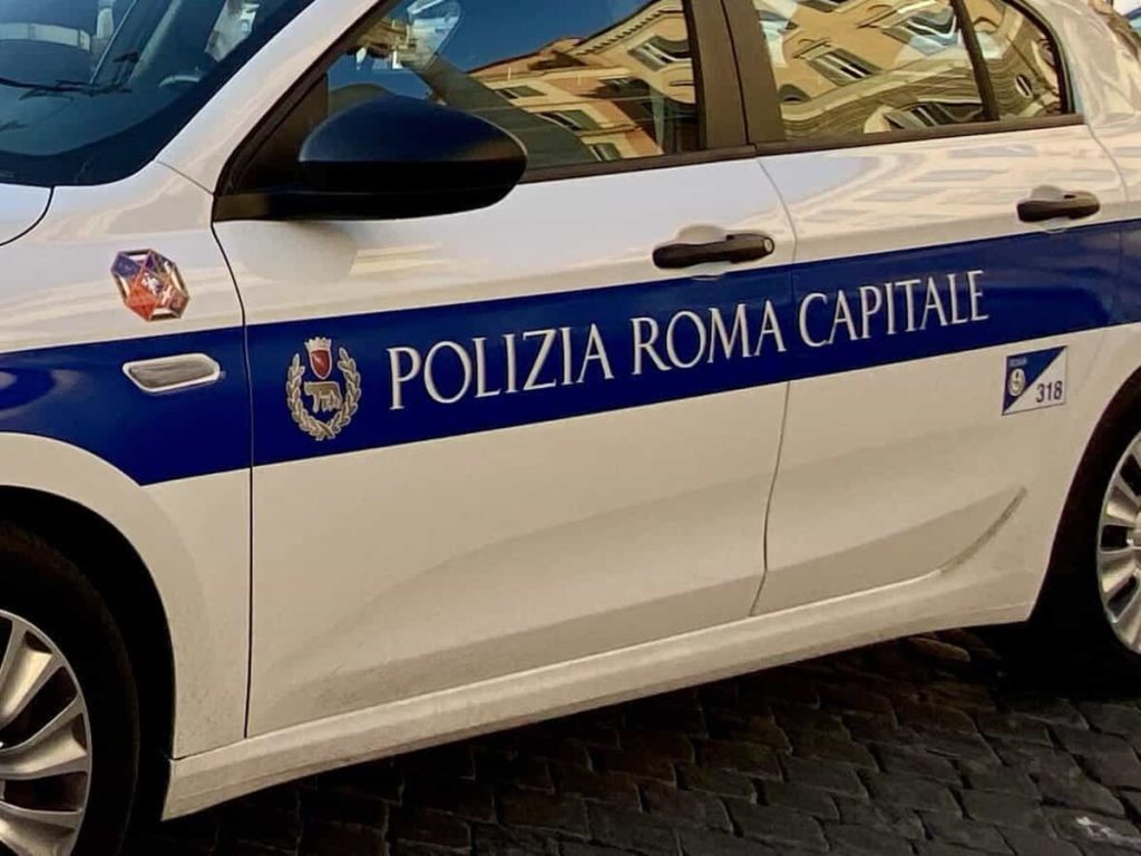 Minore tenta di rubare la collanina di una donna, lei urla e intervengono i vigili