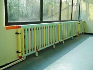 Bambini e bambine al gelo nelle scuole di Roma est: "I termosifoni non funzionano"