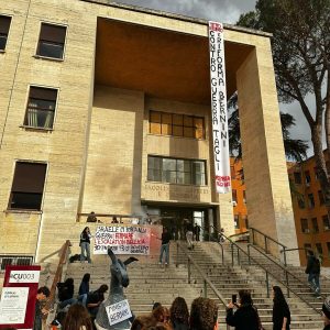 Sapienza, gli studenti occupano il tetto della facoltà di Lettere: "No a tagli, guerre e precarietà"