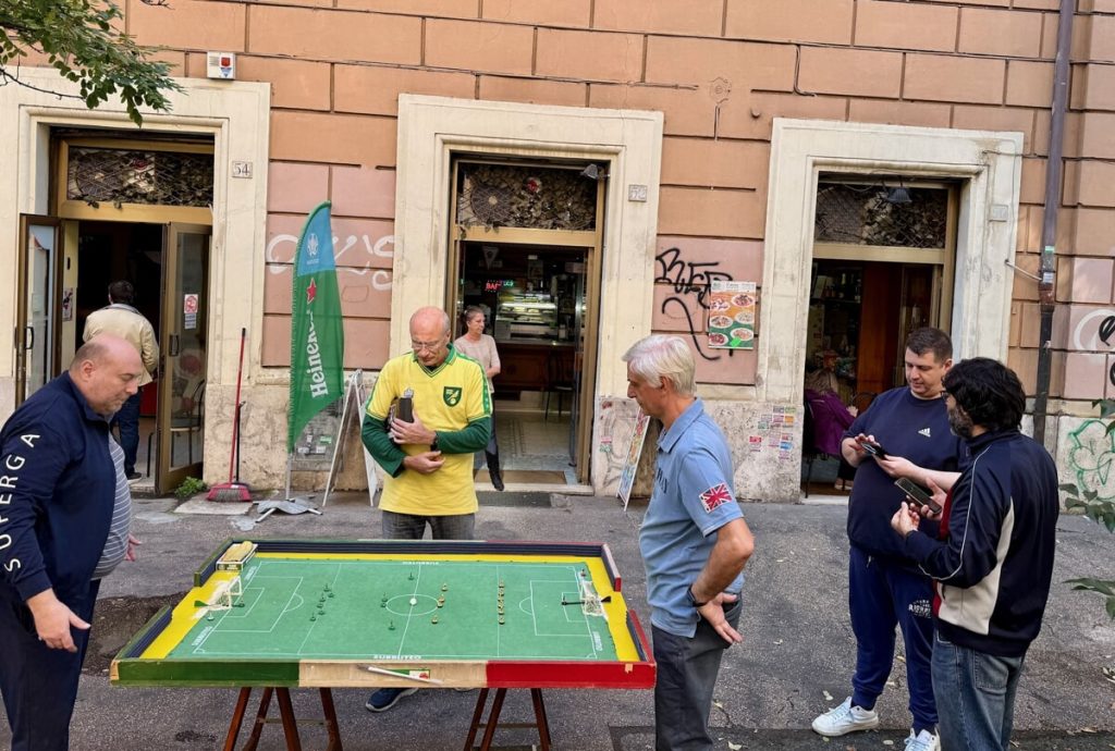 A Roma il bar di quartiere che ogni sabato diventa paradiso degli appassionati di Subbuteo
