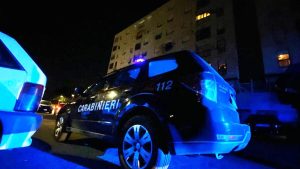 Fiamme a un distributore di sigarette a Tor Bella Monaca. Trovata bottiglia incendiaria