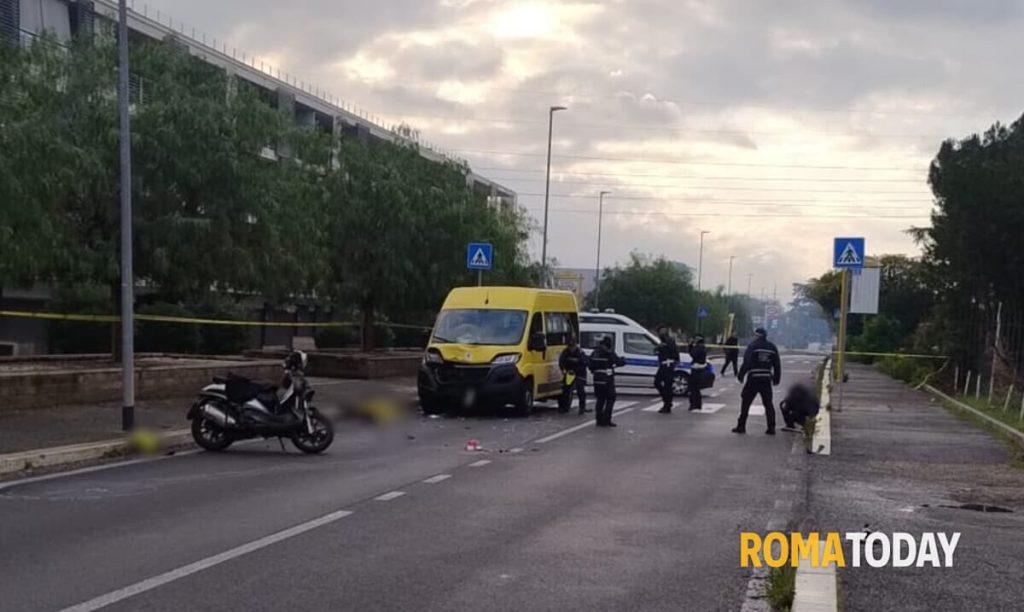 Incidente a Roma, scontro tra scuolabus e scooter: morto un uomo