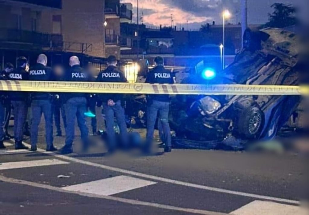 Roma, incidente all'alba: due volanti si scontrano, una si ribalta. Un poliziotto morto e 4 feriti
