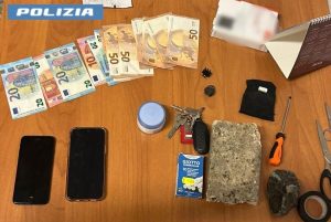 Il mago della truffa del falso incidente che inganna donne sole al volante