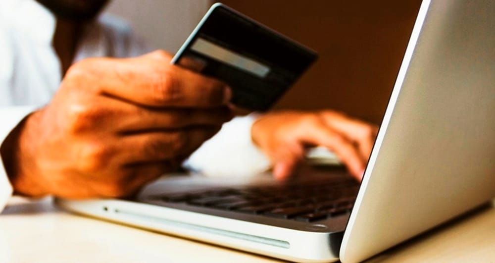 Soldi investiti online su falsa piattaforma di trading: la truffa a un imprenditore romano