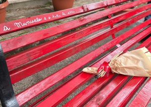 "Questo non è amore". Panchine rosse nei distretti di Primavalle e San Paolo, nel ricordo delle donne vittime di violenza