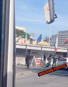Paura a Termini: sale sulla pensilina della metro e minaccia i passanti. Interviene la polizia