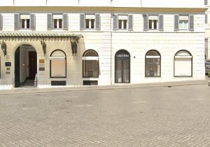 La banda delle borse di lusso colpisce ancora, maxi furto da Valentino: colpo da 140 mila euro