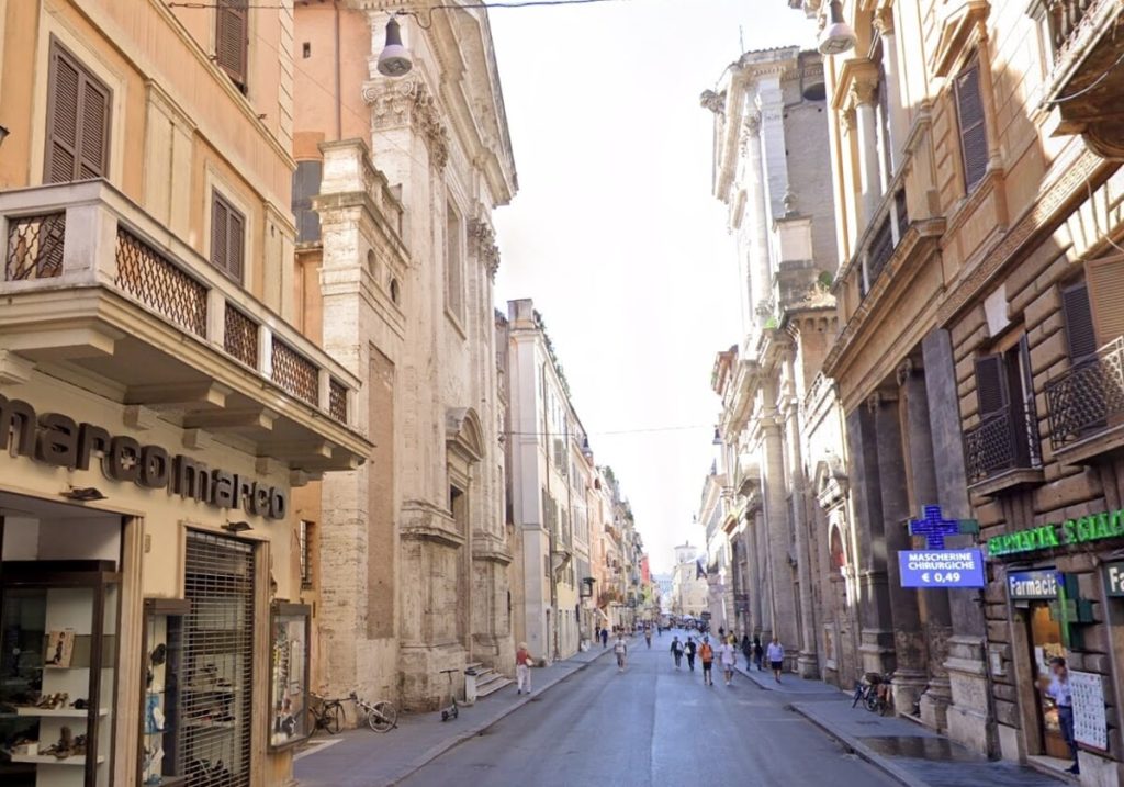 Via del Corso, crollano pezzi di cornicione da una chiesa: ferito un passante
