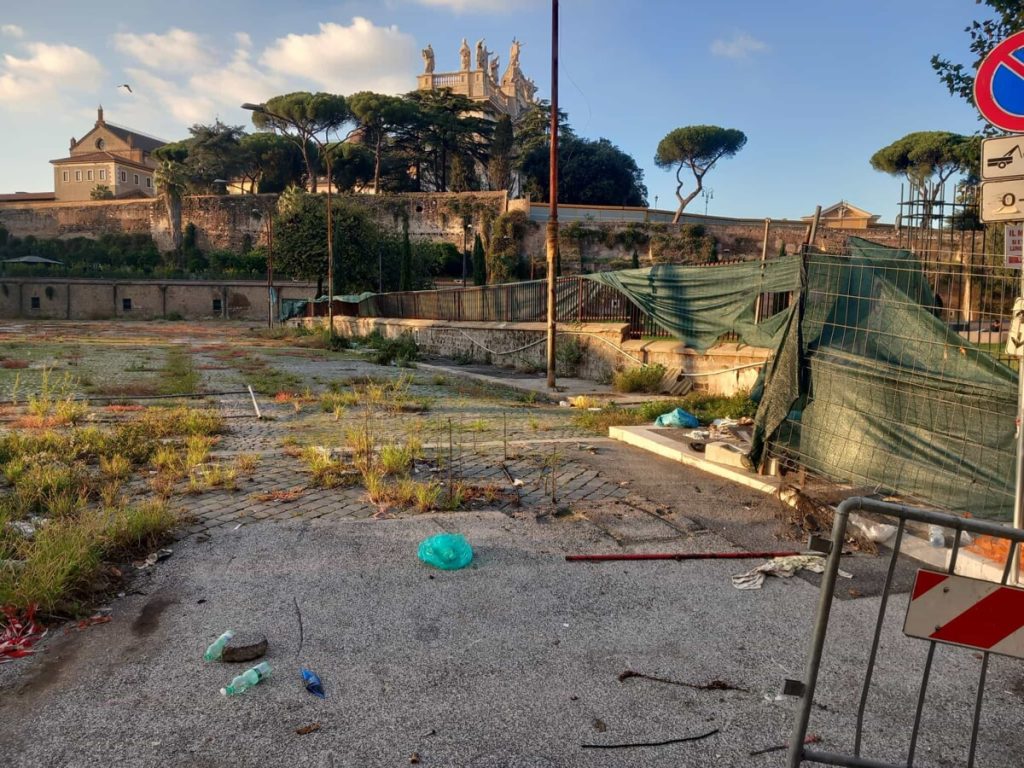 Mercato via Sannio, dietro le transenne c'è un desolante abbandono: la riqualificazione è ferma al palo