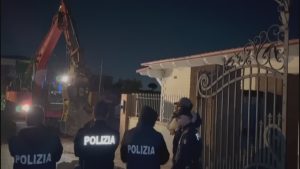 VIDEO | Demolite le ville dei "sinti italiani" tra marmo e oggetti oro