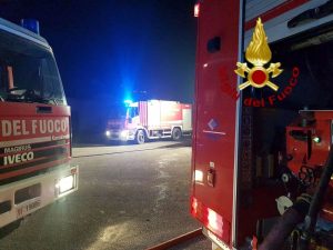 Maxi incendio a Roma, fiamme nel capannone occupato. Odore di bruciato invade Roma sud est