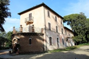 Villa Lais chiusa da due mesi: dopo il crollo del pino ancora in corso le verifiche sugli alberi