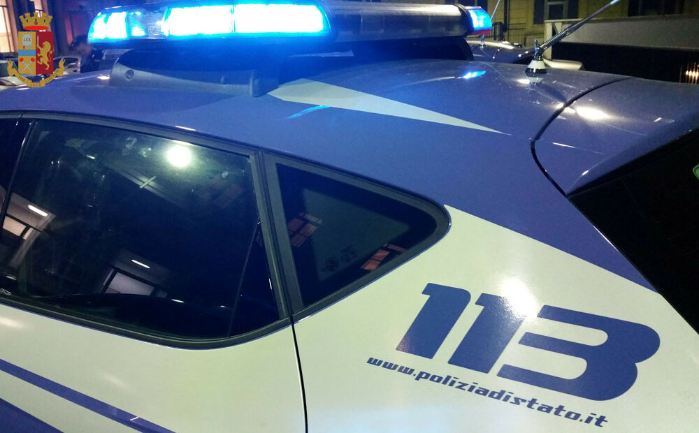 Rapina minimarket armato di coltello: malvivente tradito dai vestiti e dal tatuaggio sulla mano